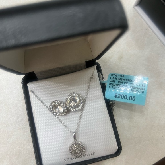 1/10 CT. T.W. Diamond Pendant Necklace in sterling silver - Picture 4 of 8